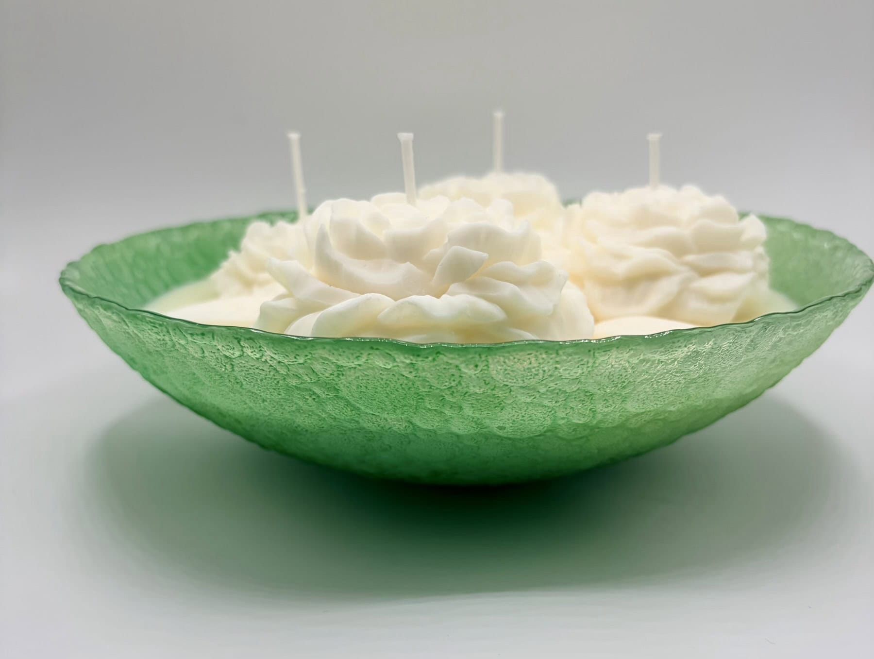Kaars Linge in groene geribbelde schaal met bloemen, handgemaakte kaars van koolzaadwas door Rivierlicht