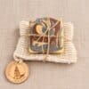 Cadeauset De Goede Zeep met handgemaakte zeep, washandje en houten zeeprekje