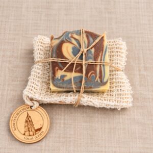 Cadeauset De Goede Zeep met handgemaakte zeep, washandje en houten zeeprekje